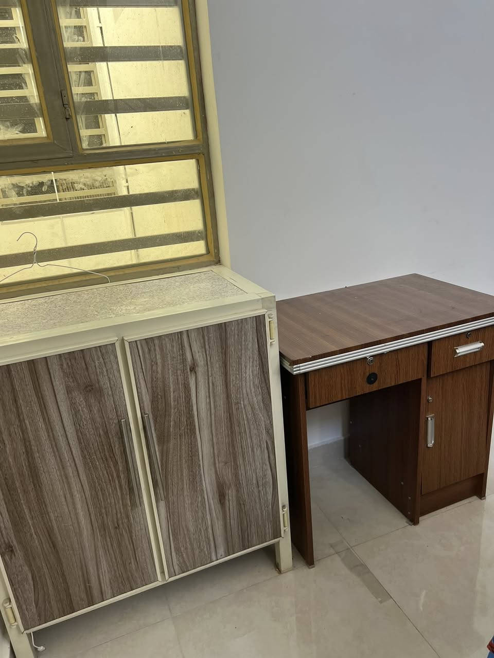 ميز طعام مع أربع كراسي اخو جديد سعرة ١٣٥ وميز بلازمة مع رفوف جديد كلش سعرة ٦٠ وقنفة تركي تتحول سرير سعرها ٨٥ جزامة وميز مكتبي اثنينهم ب٣٥مكان بغداد واتساب ***********
