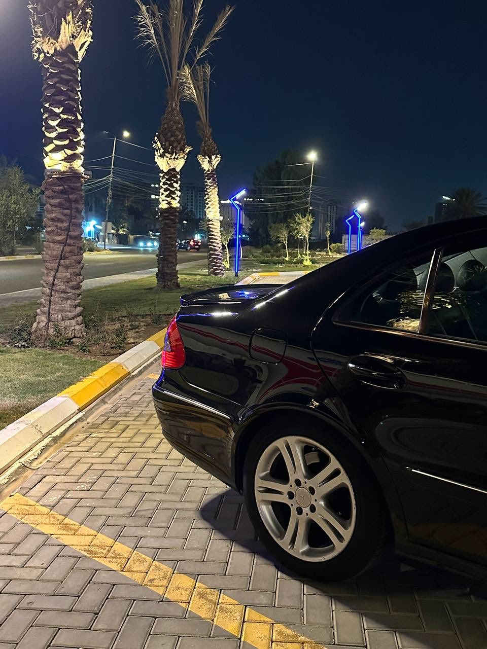 السلام عليكم
‏Mercedes - Benz E 200
(موديل 2008)
اڤنكارد 
وارد يابان مكفولة كفاله عامة عدا البنيد مصبوغ بسبب جراد وعدي صور قبل صبغ 
مكينة 4 سلندر سنكل تيربو 
تو ويل 
المواصفات : 
داخل جلد ومخمل اسود 
حساسات امامي خلفي 
لايت زنون 
سلايد روف 
شاشة بلادية كبيرة
سستم صوت كلش حلو وواضح بيها 
كراسي امامي تحكم كهرباء 
تدفئة كشنات 
جنطة بصمة
قطعتين تبريد 
تبريد الامامي منفصل 
فول تحكم ستيرن 
شاشة اعطال 
وبعد بيها هواية مواصفات معروفه
ماشية 230 الف كيلو 
سياره بلادية ومابيها اي نقص 
ولا مسج بيها 
تخم تاير وباتري جديد ومنظومة تبريد كلها جديدة 
رقم بغداد مشروع وطني
السعر 128  
*********** ابو فهد
