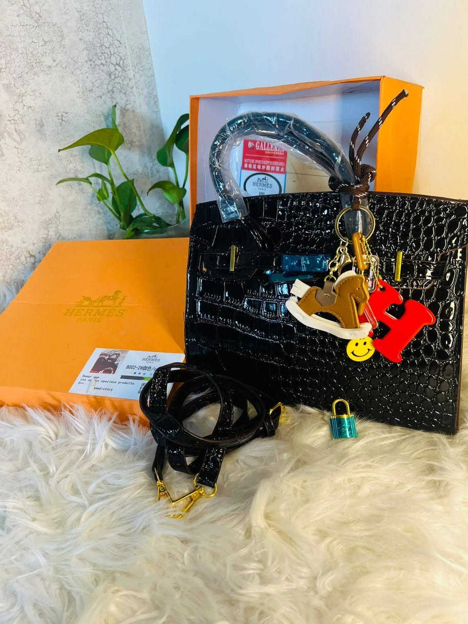 ✨ لأن الأناقة تبدأ من التفاصيل
اكتشفي تشكيلة الحقائب الجديدة بتصاميم عصرية وجودة عالية تناسب كل إطلالاتك 👜
سواء للدوام، الجامعة، أو الخروجات… عندنا الحقيبة اللي تكمل أناقتك بكل ثقة.
حقيبة هرمز ماستر كوالتي 
متوفره ب ٨ الوان 🩶🩶
 
للحجز والاستفسار التواصل على الصفحة او الرقم ***********

