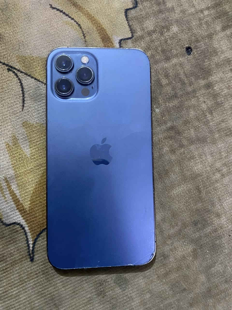 سلام عليكم ايفون12 bro max  جهاز مامفتوح كلشي ممبدل بي بطاريه76بي فطر خفيف بالضهر مالته وسماعه  مال صوت وحده متشتغل والثانيه شغاله السعر450وبي مجال للاستفسار***********
