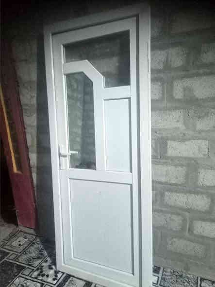 باب بلاستك للبيع 86/ 205 نضيف بدون عيب سعر 60 مكان قوسيات ***********
