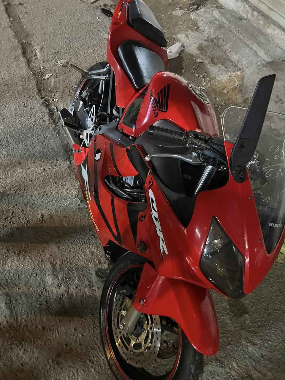 السلام عليكم امفوراي  للبيع دراجه كير مكينه ممفتوح كفاله عامه دراجه شلعه معدل دراجه نصبتها حلوه بيها نقص واحد زنجيل شوي تعبان يرادله تبديل ب25الف فقط دراجه نضيفه مكانها بلديات قرب تقاطع الكهرباء سعر3250$ وبيها مجال قليل رقم الهاتف *********** وتساب فقط 🌹
