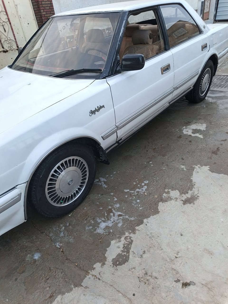 السلام عليكم سياره جاهزه للبيع مكينه وكير مكفولات حداديه جاهزه تبريد شغال تخم تاير رقم واسط سنويه لل٢٠٢٩للاتصال ***********
