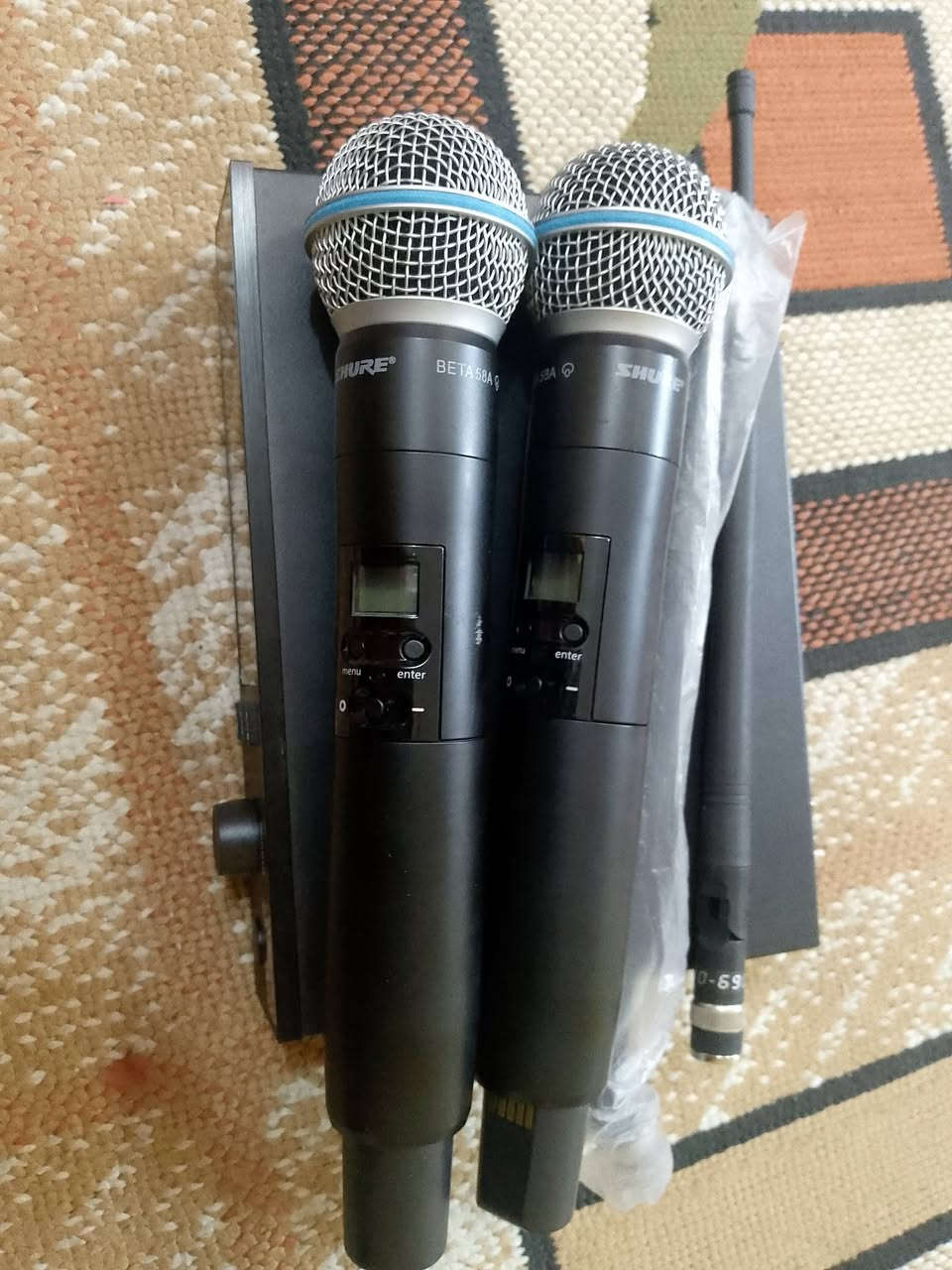 سلام عليكم مجموعه مايكات واير ليس للبيع
مايك سني هايزر 2يدات 
مايك شور يده وحده 
مايك شور 2يدات 
***********
