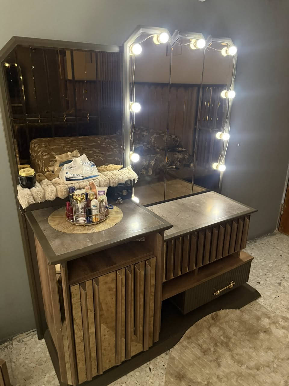 غرفة نوم تركية للبيع
غرفة نوم كاملة تتكون من 9 قطع:

 • كنتور 6 أبواب مع قاصّة

 • سرير خزن كبير

 • ميز تواليت مع مرآة

 • كومودينات

✨ مميزات الغرفة:

 • خشب تركي ثقيل ومتين

 • إنارة داخل الكنتور والسرير وميز التواليت

 • تصميم جميل ونظيف جداً

 • استعمال قليل

للاستفسار خاص  عنوان بغداد الشعب 

�


**إذا كنت صاحب هذا الإعلان وتريد حذفه لأي سبب، رجاءا أرسل رسالة إلى الدعم الفني**