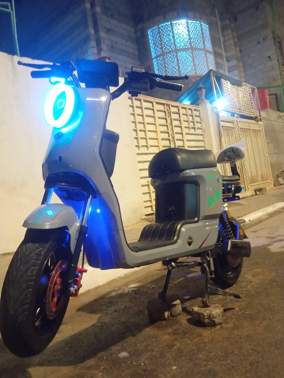 السلام عليكم دراجه للبيع ار 9 اول مواصفات موديل 25 بسرعه 109 حقيقي 80 كهربائيات اخوط كله جديد دراجه فول ومواصفات العنوان بصره الزبير السعر 440 رقم الهاتف ***********
