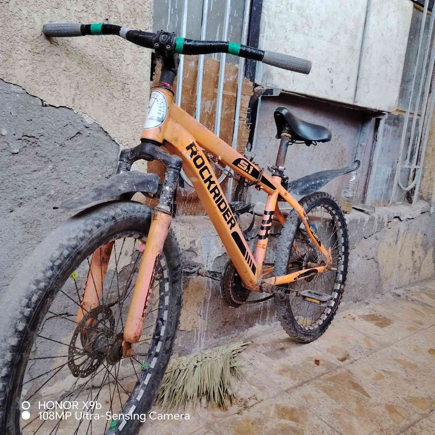 السلام عليكم فيشة العاب حجم متوسط مع بايسكل جبلي حجم ٢٦  وماطور ثلجة شغال الأصلي حجم ١٨ ابو انگر للبيع استفسار على الرقم ***********
