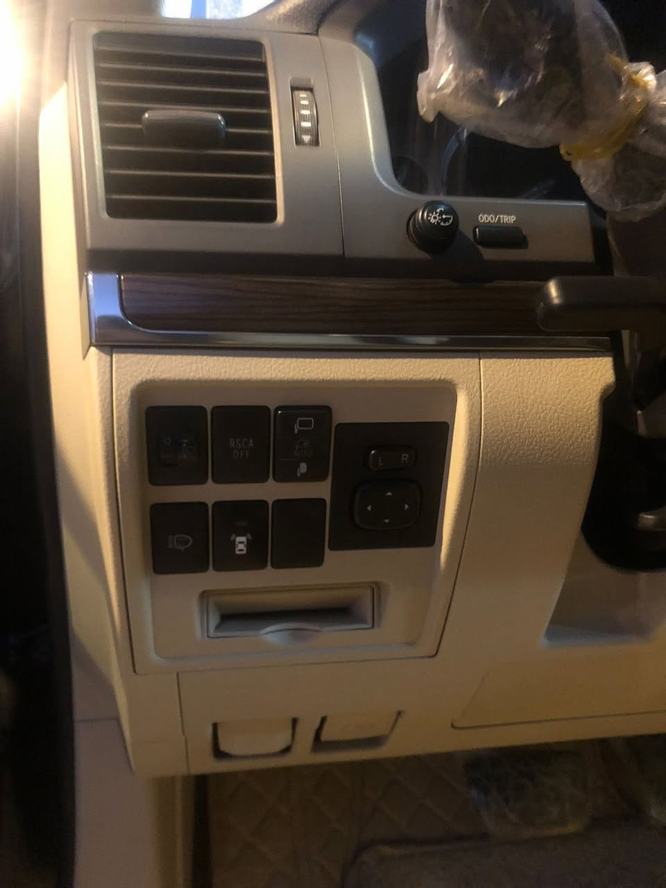 السلام عليكم للبيع لاندكروز 2019 فول مواصفات بريم اصل كفاله عامة السيارة حيل جديده مواصفاته 
بصمة تشغيل وابواب وجنطة 
شاشة 
ديفي ار بالسقف 
سلايد روف 
محرك 6 سلندر 
فور ويل 4X4
وبعد بيه مواصفات هواي معروفه مواصفات البريم 
السيارة رقم بغداد باسمي شخصيا 
مكانة كربلاء الهنديه 
السعر :550 وبيه مجال 
للستفسار ***********
