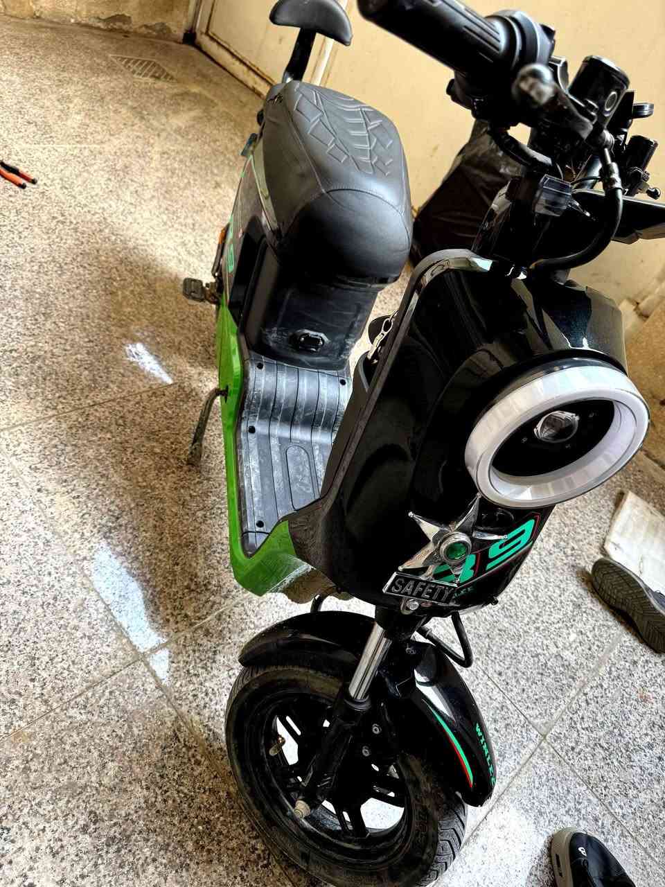 السلام عليكم دراجه R9. دراجه نضيفه استعمال قليل بطاريات winlee موديل26  ***********,سعره 350او بيه مجال
