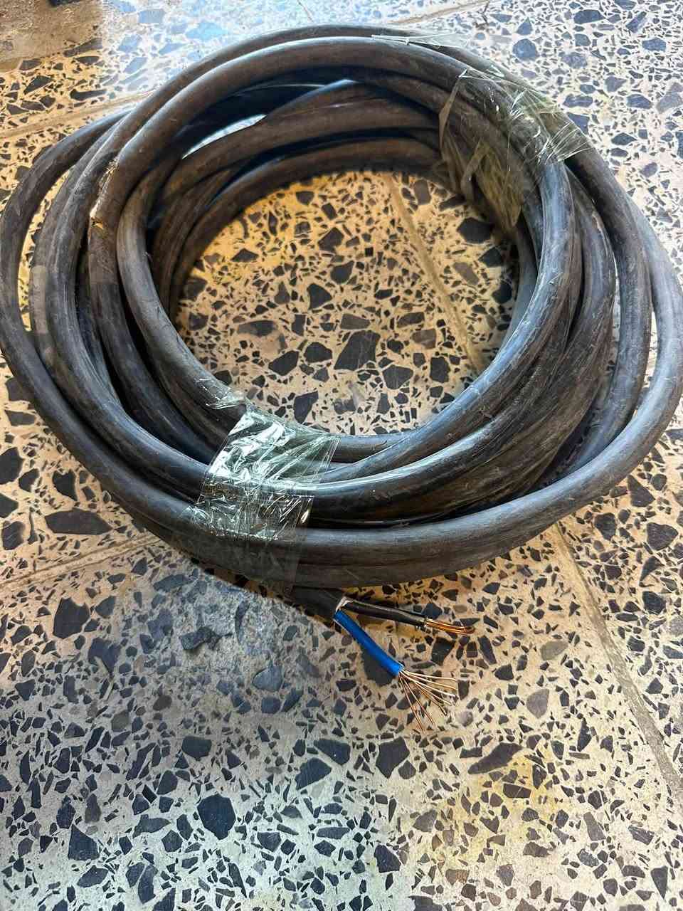 السلام عليكم واير 2*6 لو 2*8 ما اعرف بيهم طولة 9متر ونص بي ضربة بس مماثر على الكيبل تتيب وتمشي الامور  مكاني حي القاهرة السعر 40 الفوالواير الابيض 10 متر 2*5 هم 40 الف  وبيهن مجال وهذ الرقم  بي واساب هذ الرقم  ***********  فقط واساب تصل وتدلل
