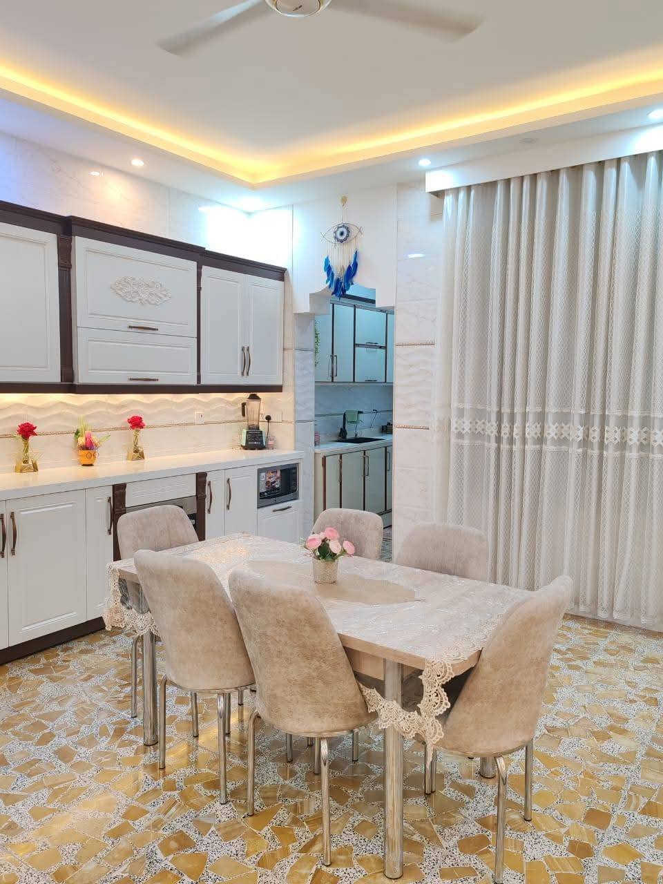 السلام عليكم  دار مساحة 270 متر
مال جناي  مكون من  استقبال مساحة 4×11
ومطبخ بارد مساحة 5 ونص في 5 
ومطبخ حار مساحة متر ونصف في مترين ونصف 
 وصالة  نظام موّزع  مع مدخل حمام ودرج دوار  مساحتها 5×5
حمامات عدد 2 نظام شرقي وغربي
غرف نوم عدد 2 مساحة كل منهما 5ونص ×5
مع منور عدد 2 نظام الحدائق الصناعية مغلفات بسقفيه بلاستيكيا تمنع الاتربه 

وفي الطابق الاعلى صالة كبيره  ومخزن بمساحة مترين ونصف في 3 امتار ونصف
وسطح كبير جداً  مطبگ اشتايگر درجة اولى 

وطارمه الدار  مساحتها عرض 4 وطول 11 متر 
 وحديقة  مساحتها  4 ونص في 4 
ملاحظة  الكاونتر يباع  مع الدار  ..  (كاونتر HDF  والمرمر كوارتز 

علماً الدار  مطلوب  الى مصرف صندوق الاسكان ما يقارب 65 مليون  18 سنة  يكون التسديد كل شهر  330 الف  ( يفيد الموضف  أو اذا كنت تملك كفيل)
  يحول الدار في اسمك

توجد في الدار  اجازة بناء  
 شارع 10..  خامس بيت عن شارع 60

عنوان الدار النجف الاشرف  شارع جامعة الكفيل  خلف الملعب قرب مول ميكال  يمكنكم التواصل عبر الواتساب او الاتصال من خلال الرقم  ***********

عذراً على عدم ذكر السعر في المنشور تواصلو معي واكون في خدمة المشتري
