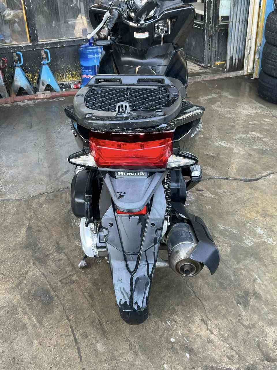 سلام عليكم pcxحجم المحرك 150cc
محرك مكفول نضافة الكفرات 80بالميه  حساس ازدحام حرف Aدراجه كامله. كهربائيات كامله كله شغالهه هـ***********مكان بغداد السعر 1800بيهه مجال
