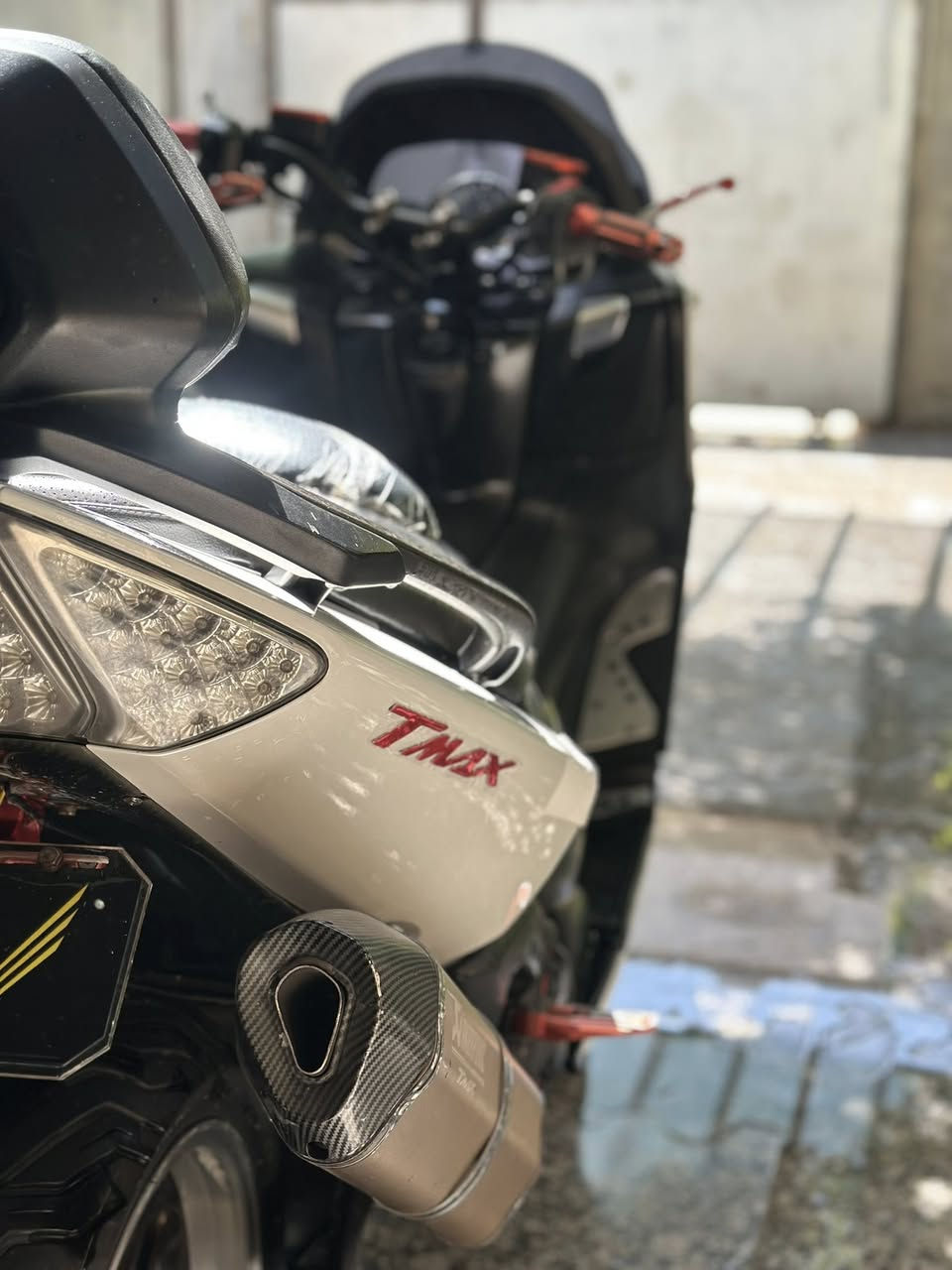 السلام عليكم 
تي ماكس 2011 كفاله عامة 
ورقة مزاد وصور مزاد و وصل معرض 
كفاله من كلشي 
سويجين 
دراجة بيهة تزويد اصلي 
تايرات امامي خلفي اصلي 
لايت زنون ابيض 
بگلايت واشاير خليه 
جاملغ خلفي كاربون فايبر 
مري رياضي 
قباقة كلجات رياضي 
استيرن رايزومة 
يدات بريك عگرب رياضي 
عنابير رياضي 
يدة سايد بريك رياضي 
تجوة بلاديه 
كب تاير خلفي
صالنصة اكربوفيج اصلية
قاعدة رقم 
يدات رياضي 
بانزين محسن 
دهن موتل جديد 
وبيهة هواي غراض 
الدراجة اي نقص ما بيهة 
مكاني بابل المركز 
السعر 35 
***********
