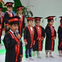 روب تخرج • قبعة • سواد فاحم