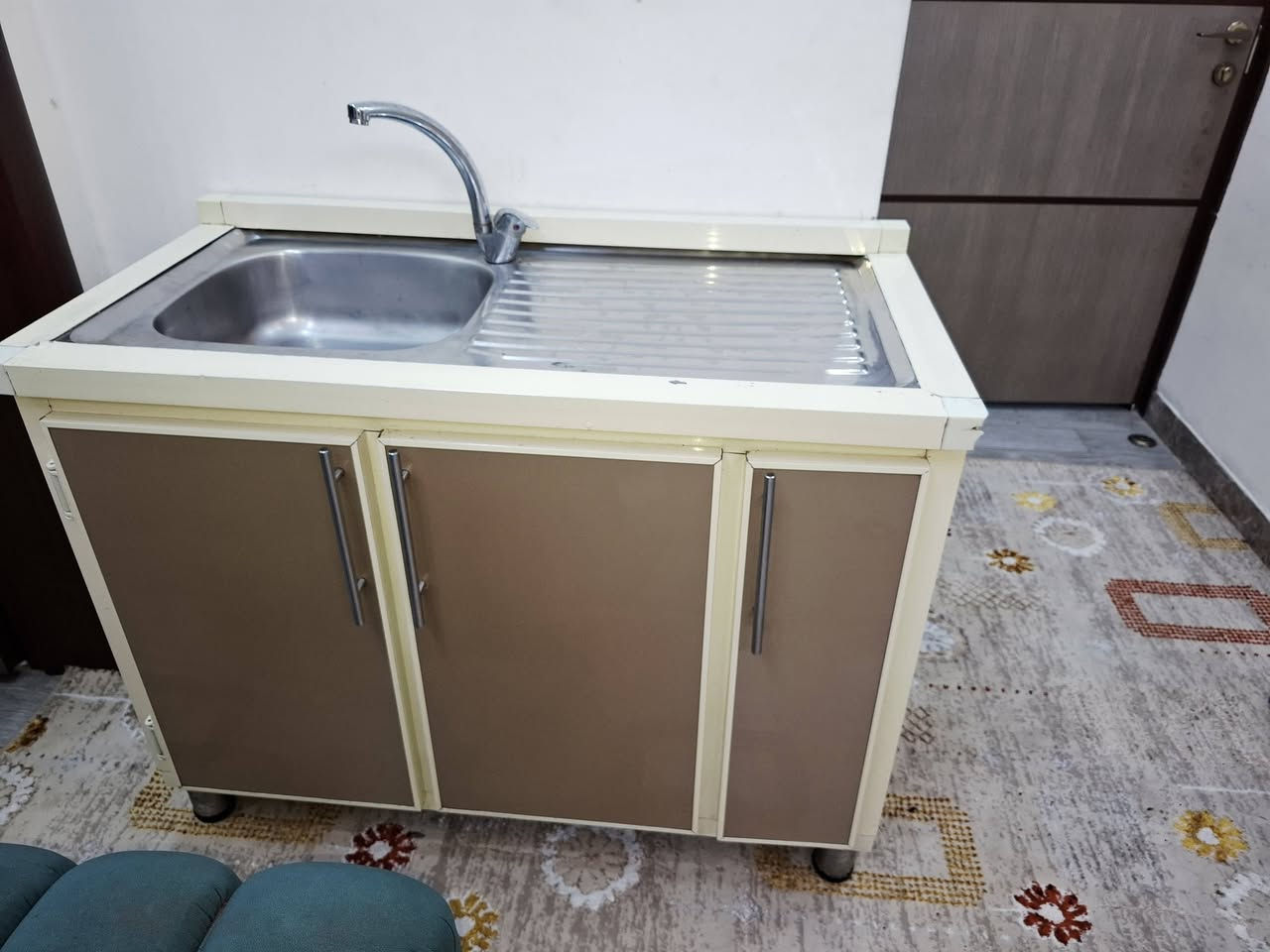 السلام عليكم ثلاجة للبيع دنكا حجم ١٤ قدم نظيفة كلش تبريد ثلج بلادية سعرها ٢٠٠ وبيها مجال وسنك ستيل عرض ١٢٠ نظيف  كلش سعره ١٠٠  مكانهن بغداد الطوبجي *********** واذا اكو ثلاجة جبيرة مراوس وياهن عادي
