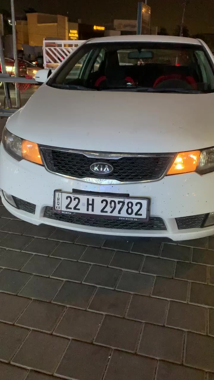 السلام عليكم سيراتو ٢٠١٣  بأسمي السيارة استخدام شخصي وموضحة بالتصوير كلش مرتبه بيها طخات بسيطه جاملغ امامي وبابين عكس السايق على وضعهن بدون اي صبغ او تعديل باقي السياره مكفوله 
تدفئه وتبريد كير ومكينه كله جديد
نقصها صدر أمامي فقط 
انطيها واخذ كورلا ٢٠٢٥ 
والباقي كل شهر ٣ ورقات 
سيارتي تعتبر مقدمه حسب سعرها. 
***********
