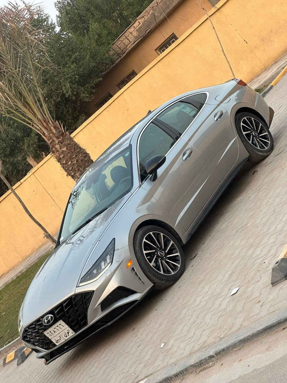 بسمه تعالى 
سوناتا للبيع موديل 2020 رقم اربيل بسم الشركه ماشيه 44 الف ميل السياره لا صبغ ولا تبديل ليبل واحد إرباك كلها سليمه بجم كبس شركه لون سلفر سموك السياره كير مكينه حداديه  باتري جديد 
محرك 1600 توربو 
مواصفات السياره 
1بصمه تشغيل عن بعد 
2 بيبان لمس 
3 لد امامي خلفي 
4 ويل 18
5 رادارات امامي وجانبي 
6 قياده ذاتيه 
7 خطوط مسارات 
8 حساسات خلفيه 
9 شاشه عدادات دجتل 
10تحكم ستيرن شفتات ستيرن 
11 كروز سرعه
12 شاشه لمس كاميرا خفيه دواره 
13اندرويد اوتو ابل كار بلي 
14 هاند بريك بصمه اوتو هولد 
15 تبريد قطعتين أمامي خلفي 
16 كشنات جلد كشنات تدفه 
17 شحن واير ليس 
18 كير دكم 
19 4 مودات قياده 
20 كشن كهربائي 
21 كشنات الخلفية تنطبك 
22 لايت زنون 4 عدسات 
23تبريد ليزري شاشه 
وبعد مواصفات بيها السياره 
حادث السيارة بدنه مال الصندوق فقط
السعر 173 وبيها مجال 
رقم الهاتف ***********
