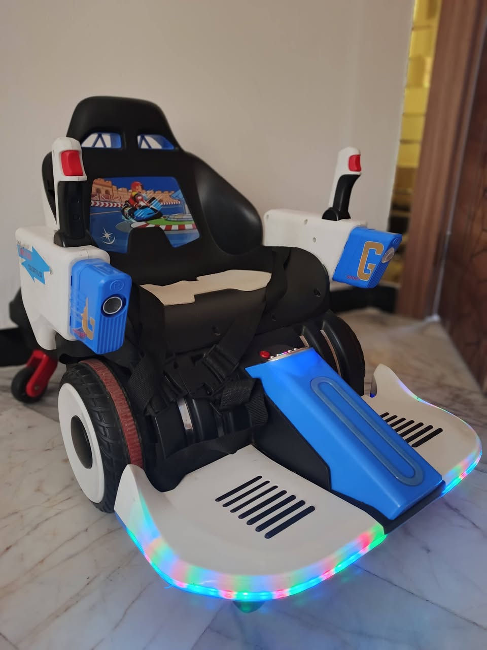 سيارة شحن او مقعد كهربائي سعر130 
مقعد كهربائي شحن مستعمل قليل للبيع للاطفال لل14سنة يتحمل اكثر من 90كيلو بي بلوتوث وهورن واغاني ويا شاحنه ويشتغل عل شحن بي بطاريه حجم كبير طول 70سم يتحرك ويفتر كل الجهات علق واني اراسلك خاص رقم ***********
