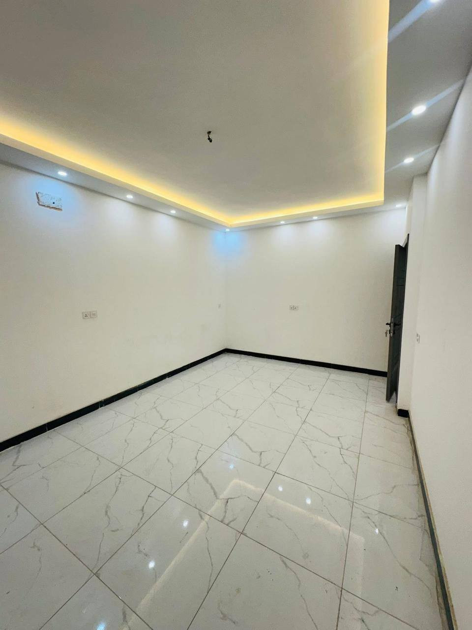 دار للبيع 100 متر للبيع
وجه 5 نزال 20 
الدار حديث زيرو 
طابو ملك صرف 
يحتوي على طابقين 
الاول 
ستقبال و مدخلين
ومطبخ و غرفه نوم 
و خدمات داخليه و خارجه 
الثاني 
غرفتين نوم و خدمات و سطح
السعر مناسب 
الاستفسار الاتصال على الرقم 
*********** 
***********
