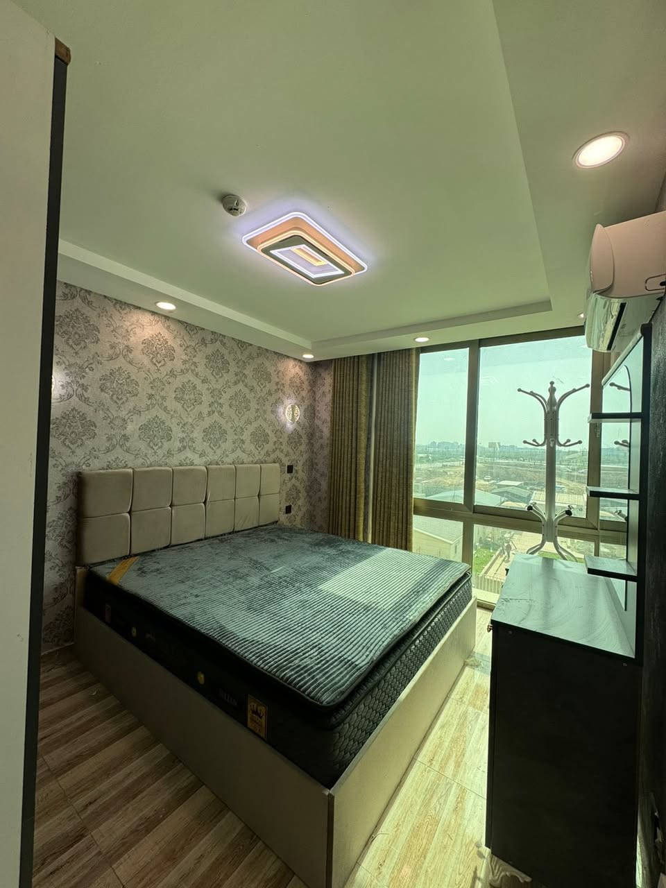 شقه للايجار في اربيل
‏في مجمع سكني لايف تاورز
‏داخل مربع ذهبي
‏شقة متوفرة غرفة وصالة 
‏مؤسسة بالكامل أساس جديد Vip 
‏مساحتها 60 متر 
‏استفسار أكثر على ال WhatsApp 
***********
***********
