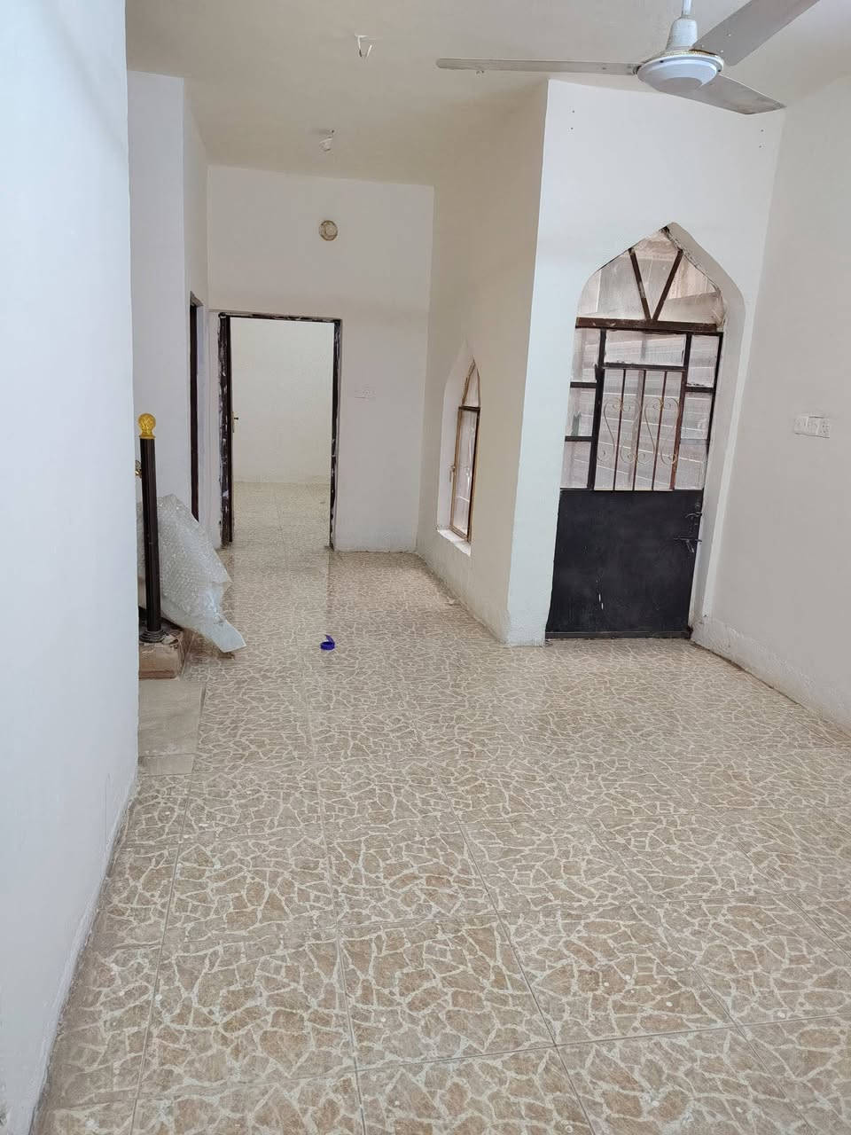 السلام عليكم مشتمل بدون اثاث  للايجار طابق ارضي  متكون من كراج استقبال وصاله ومطبخ وغرف نوم ٢ وصحيات العنوان القادسيه حي الجامعه  قرب مدينه الألعاب مجاور ماركت المنارة للاستفسار الاتصال على الرقم ***********
