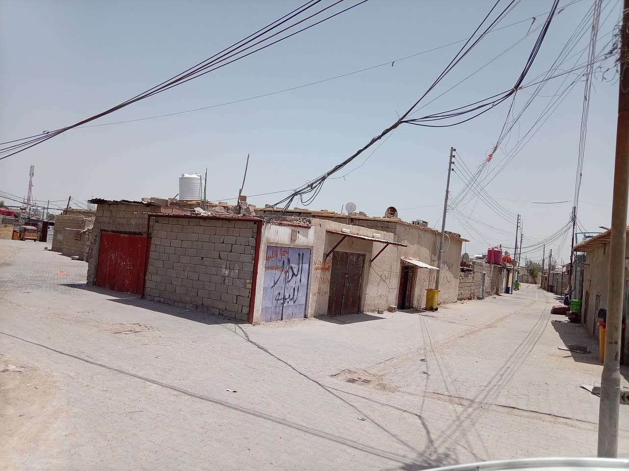 بيت تجاوز المساحة أكثر من ٢٠٠ متر بيه اربع غرف واستقبال وحمام  وكراج ومحلات اثنين العنوان النومة شارع جرف الملح قريب على الشارع الإطفاء الرئسي السعر ٣٠ مليون ***********
