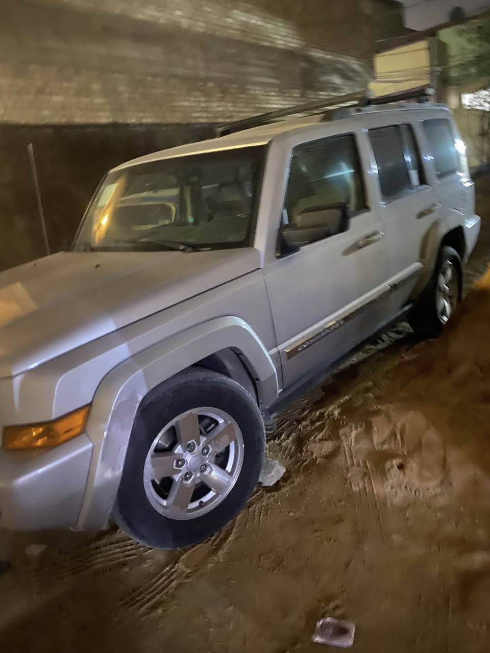 3فتحات جيب كومندر موديل ٢٠٠٧ بيه لاستيك ولف
7راكب 
كشنات جلد 
كشنات كهرباء 
دواخل سيارة نضيفة90% تبريد شغال قطعتين 
مكاني بغداد سعره 90سيارة بسمي  ***********
