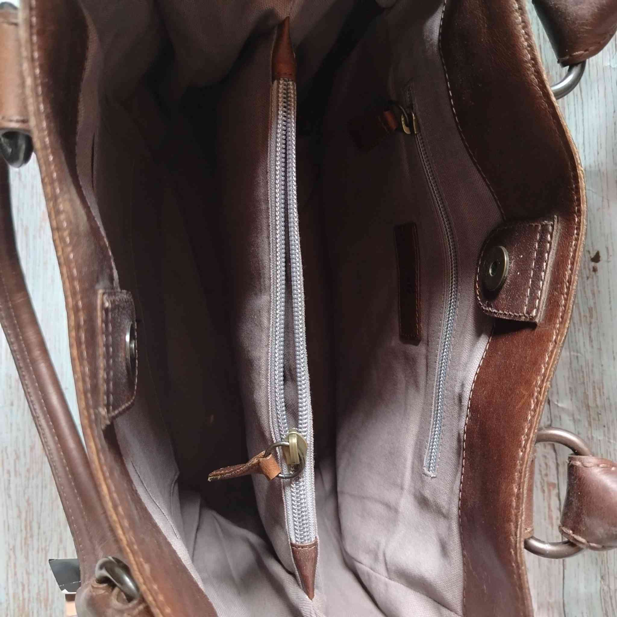 حقيبة  جلد طبيعي معتق  من مجموعة "ميليسا" من ماركة فراي (Frye).
قياس ٤٥_٥٠


**إذا كنت صاحب هذا الإعلان وتريد حذفه لأي سبب، رجاءا أرسل رسالة إلى الدعم الفني**