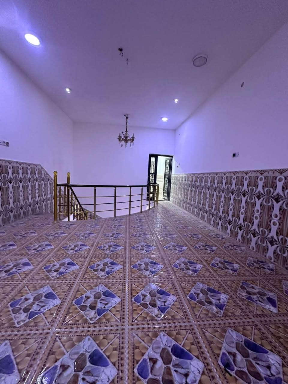 يتوفر بيت حديث اللايجار   للإيجار –
العنوان القبلة ال4الاف مقابيل 
حي زيتون
  على طريق حمدان الرئيسي
البيت طابقين  1
 الطابق الأرضي:
• غرفة نوم
• غرفة استقبال
• هول
• مطبخ
• منور
• حمام داخلي
• حمام خارجي

 الطابق الثاني:2
• غرفة نوم
• هول كبير
• بلكونة
• ترك (سطح صغير) مناسب لجلسة عائلية أو مساحة خضراء للشواء والاستراحة

 منطقة هادئة وآمنة ومخدومة بالكامل
 بناء حديث وتشطيب مرتب    الخدمات.
السعر 600 الف
ستفسار ***********
ابو عباس
