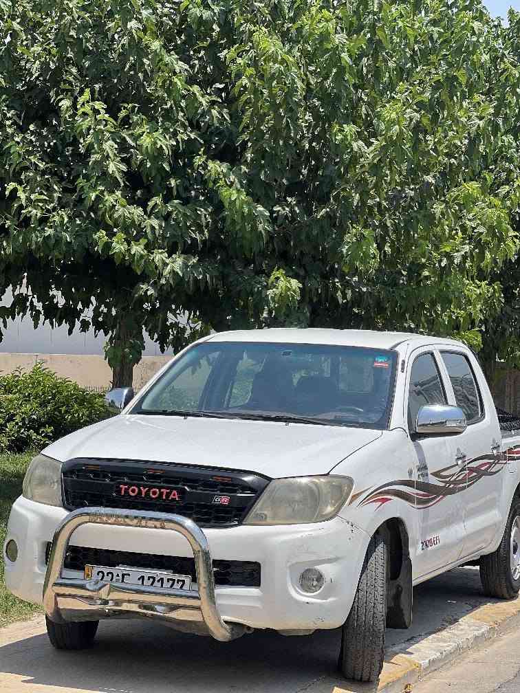تۆیۆتا هایلۆکس مودیل 2007 سعودی بتل شانسی نۆزدە ناوسۆر دووپارچەی سبوغە بێ ژورێ  گێرو مەکینەی بەشەرتە سەنەوی و ژینگەو رەقەمی هەر هەمووی نوێیە  هەتا 2032و بەناوی خۆمامە سیستەمی غازی ئیتالیم بۆ بەستەوە و غازو بەنزینە هەرچوار تایەی نوێیە سەیارەکە هی مالە و دەبل فیتپەمە رەقەمەکەشی لەگەلە سعریشی 143 وەرەقەو مجال 
*********** أربيل, العراق
