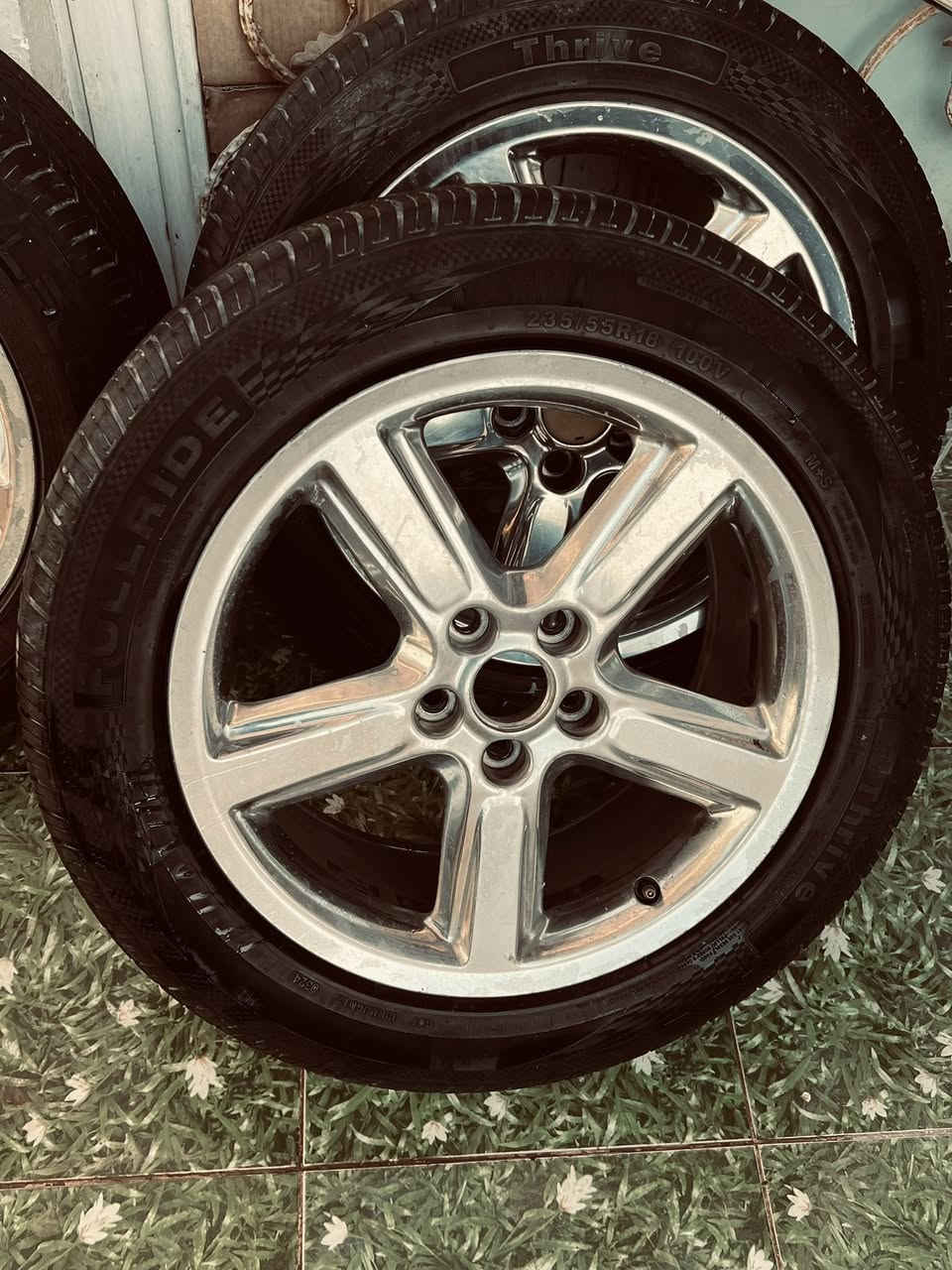 قياس ١٨ يرهم كوري وياباني وامريكي فورد شوفر وعلى اغلب السيارات تقريبا
مع تخم تاير حجم ١٨ ٢٣٥ ٥٥ 

انتاج ٢٤

التايرات زوج جدد وزوج بيهن ملاحظة

الويل بدون عواج او تصليح او لحيم 

واحد منهم صارله فوك السنة بي فطر كلش ناعم وممأثر على شي والباقيات نضافتهن كدام العين 

حتى بلنص ماخذلهن مع حساسات 

السعر ٢٥٠ وبي مجال 

***********

مكان الدورة ابودشير
