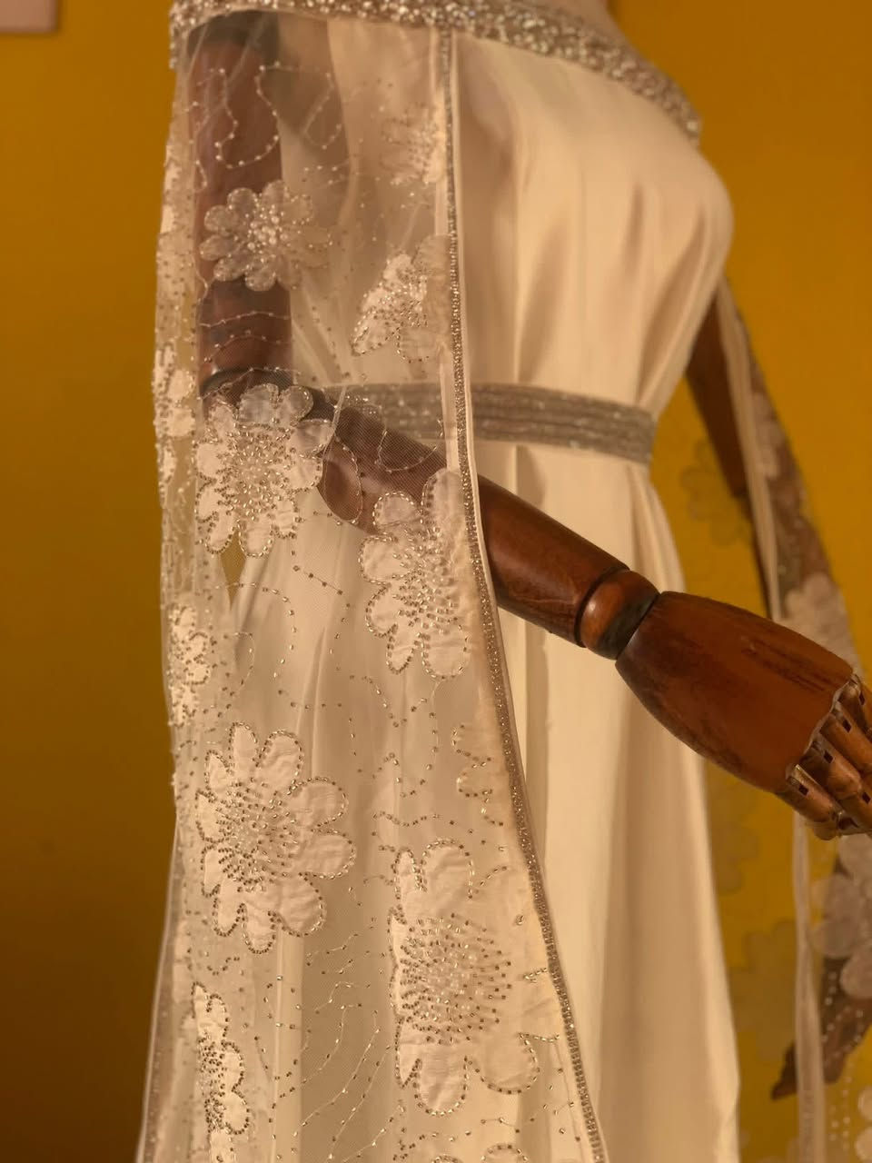 مرحبا بنات
هذا القفطان اخذته لعقدي للبيع قياس M يلبس 38 و 40 لان بي لاستيك من وره

كلش نظيف ملبوس ساعة على كد العقد ونزعته لان لبست بدله وراه

يجي قطعه وحدة وحزام وشغله ثكيل ونازك

وسحابه جانبية وينلبس على الكتف وهاي الصور بالحقيقه

اخذته ب190 واريده ب 85 + بطانه خياط هدية

ملاحظة/القماش يخيل لذلك خيطت بطانه تنلبس جواه


**إذا كنت صاحب هذا الإعلان وتريد حذفه لأي سبب، رجاءا أرسل رسالة إلى الدعم الفني**