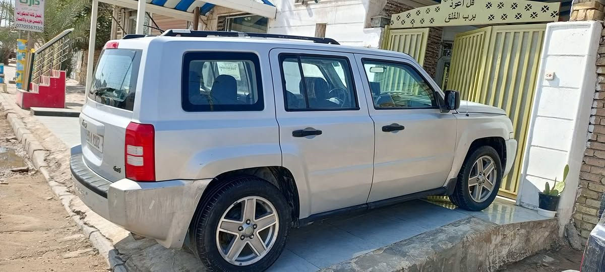 السلام عليكم
للبيع جيب باتريوت موديل 2008 
مكينة وكير مكفولات 
 وتبريد ثلج 
مكينة 2400
شاشة كامره 
رقم انكليزي 
داخل السيارة جديد 
السيارة باسمي اي مكان التحويل 
علما السيارة مصبوغة حزام 
بدون حادث ماعدا الي بامريكا دعاميه وجاملغ الايمن 
السعر 73 ورقه بيها مجال قليل 
مكان السيارة ميسان الاستفسار على الرقم ***********
