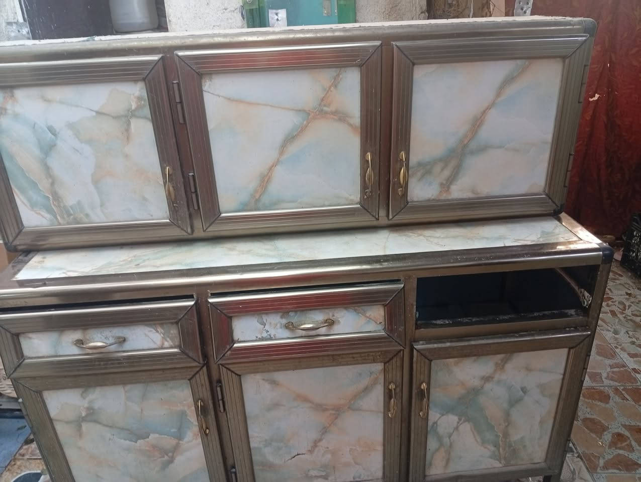 سلام عليكم كاونتر ا المنيوم نضيف داخل خارج مجراته موجودات كلهن رايدي 60وبي مجال بصيط عنوان بغداد حي العامل ***********8
