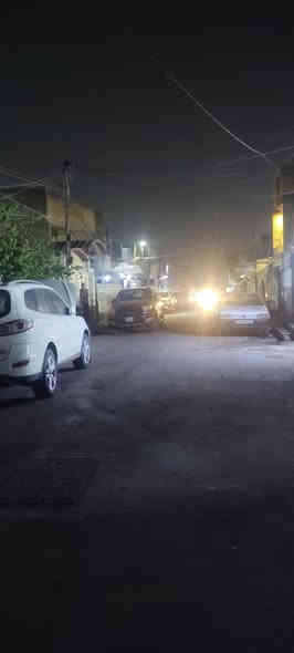 السلام عليكم توفر عندي بيت طابو زراعي سند25 مساحة البيت 115متر /جبهه--5سم-25 --/نزال ---23/ طابق واحد الرادله شويه ترتيب  كامله كل الخدمات مي مجاري كهرباء تبليط عرض الفرع11متر التبليط 8 امتار  موقع البيت البلديات الضباط خلف الصحفيين قرب مدرسه زين القوس منطقه حي الامير للاستفسار اكثر الاتصال *********** /للتاكيد سند وكاله موجودات على طابو الخلاني والسعر 82  وبي مجال
