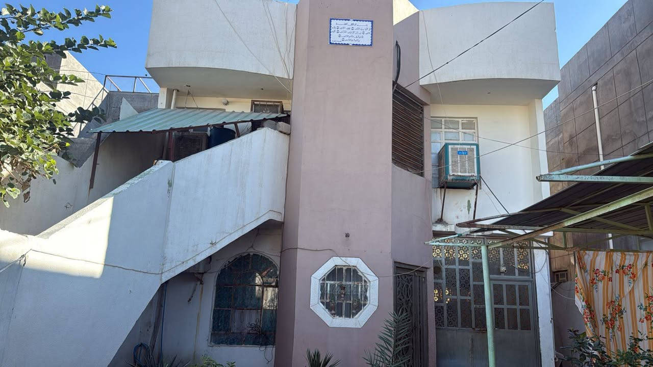 بيت للبيع طابقين 

العنوان الرمادي الثيله قرب مستشفى الرمادي العام 

طابو صرف تنازل مباشر 

بناء طابوك 

شارع 10متر تبليط ومجاري 

مساحه 340متر 

الطابق الاول غرف نوم عدد 2استقبال مطبخ حمامات داخليه وخارجيه كراج حديقة صاله مناور مخزن خارج البيت 

الطابق الثاني مشتملات عدد 2 كل مشتمل غرفة وصاله عدد2 ومطبخ وحمام  

الاتصال ‏‪***********‬‏

عنوان المكتب الرمادي خلف العاب السندباد
