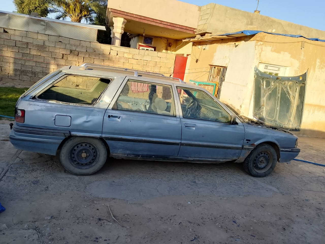 سلام عليكم سياره رينو موديل 1993 سياره كير ومحرك كورلاء 2013سياره  عندي وكاله عامه وراعيها يحويل ثاني يوم سعر  20وبيها مجال  رقم هاتف ***********
