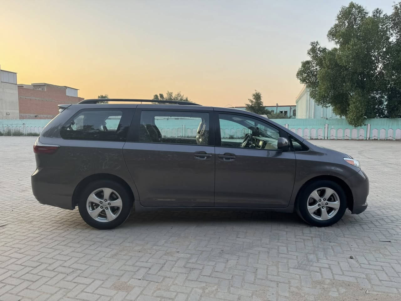 بسم الله الرحمن الرحيم

«للبيع فقط»

 TOYOTA SIENNA LE 2015  

السيارة مخزنة ماشية( 56 الف فقط )

شرط الفحص وين ميعجبك——

كلين تايتل – مكفول من كلشي ✅

صور امريكا والكارفاكس مرفقة بل صور

بيه فقط بل عراق مضروبة 

طابوكه بل بنيد ومصلحة عله كده

موضحه بل صور

وبيه مكانات pdr

الفئة: LE موصفات عادية 

* شاشة 

* كامرة خلفية 

* شاشة اعطال

* تحكم ستيرن جهتين

* كروز سرعة

* ابواب سلايت كهرباء

* كشن السائق كهرباء 

* تبريد 3 قطع

* 7 راكب

* لايت اوتو + نهاري

* كشافات ضباب

حجم المحرك: 3.5 لتر V6 قوي 💪

كير اوتو ماتيك + سبوت 6 سرعات🔥

رقم بغداد + سنوية + هزه كله جديد جاهز✅

—— مسويله ادامه كامله دهن + فلاتر 

نوزلات بلكات فلتر فيت بم تخم تايرات

الصدر كله بلادي 100‎%‎ ———✅

—— تدفئة🔥تبريد ثلج ❄️ 

____السيارة جاهزة ونضيفة جدا وبدن اي نقص مابيه 

مصرف الف دينار

للاستفسار :*********** 

الموقع 📍: < بغداد.الغزالية>

السعر  💵: < 225 ورقة > بيه مجال بسيط

اتشوف السعر غالي اكو حتى ب150 السيارة نضيفة جدا

وماكو بنضافتة وبموديله بل عراق كله 

واذكر 😒(كلين وماشية 56)

اسف عل اطلة 🌹بس ذكرت كلشي

 علمود لحدايضل يسئل🙃
