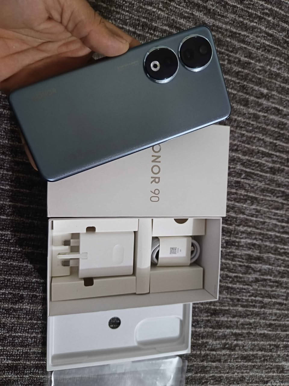 هونر 90
مواصفاتة 
ذاكرة  512 عشوائية 12

الشاشة: 6.7 بوصة OLED – دقة FHD+ – 120Hz
الكاميرا الخلفية: 200 + 12 + 2 ميجا بيكسل
الكاميرا الأمامية: 50 ميجا بيكسل
المعالج: Snapdragon 7 Gen 1 
البطارية: 5000 مللي أمبير – شحن سريع 66 واط
يدعم تشغيل شريحه esim الإلكترونية

جهاز نظيف كلش ملحقات الأصلية كامل 
السعر 350 شراي اتصل ‏‪***********‬‏ عمارة, ميسان
