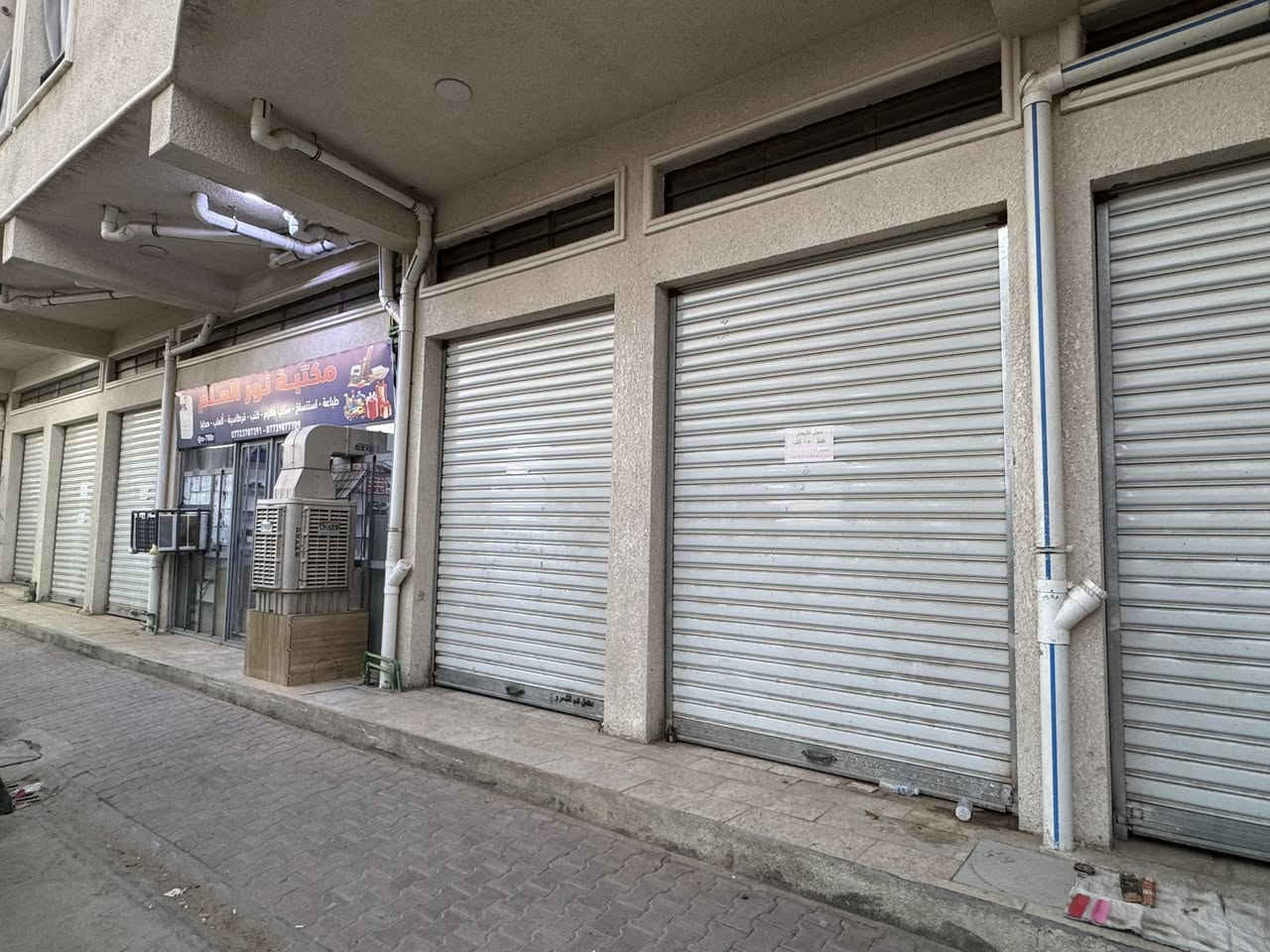سلام عليكم يوجد محلات للأيجار في سوق جوادين
تصلح كمحلات او مخازن سعر المحل اليجار الواحد ١٥٠ الف دينار ويوجود محل كبير ثلاثة ابواب  
***********
