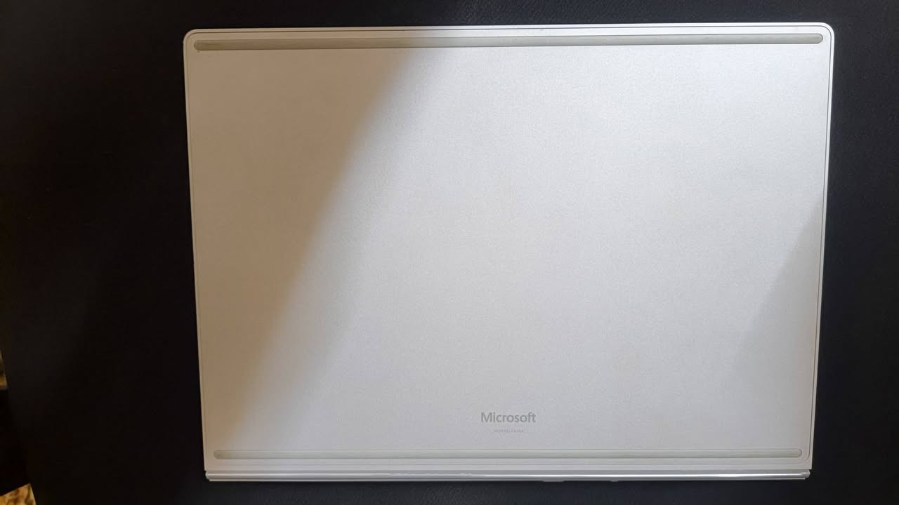 لابتوب Microsoft Surface book 2 للبيع
Microsoft Surface book 2
المواصفات:
 الشاشة : لمس 13.5 2K
المعالج : كور اي ٧ الجيل الثامن
رام : 8 جيجا
هارد : 256GB
كارت شاشة: Gtx 1050 
اللابتوب بيه مشكلة ما عرفتلها.. اول ما افرمته يشتغل طبيعي مؤقتا.. بس من اكنك ويبدي يتعرف كارت الشاشة وغيره يبدا يطفي كل شوية. ما اعرف الخلل وين.. علما انو الشاشة ما تنفصل
ابيعه على وضعه .. الي يحب يسويه او يستفاد منه
السعر نهايته 125 الف 
مكاني بغداد، الدورة
*********** متواجد واتس
