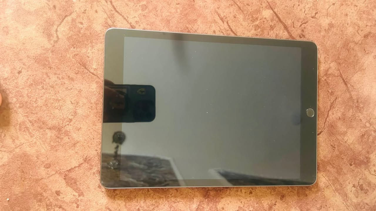 آيباد 9 طك جيس ٢٧٥ وبي مجال زلغ ما بي
واذا اكو مراوس ب ايباد ١٢ وانطي فرق 
ناصريه مركز 
***********

