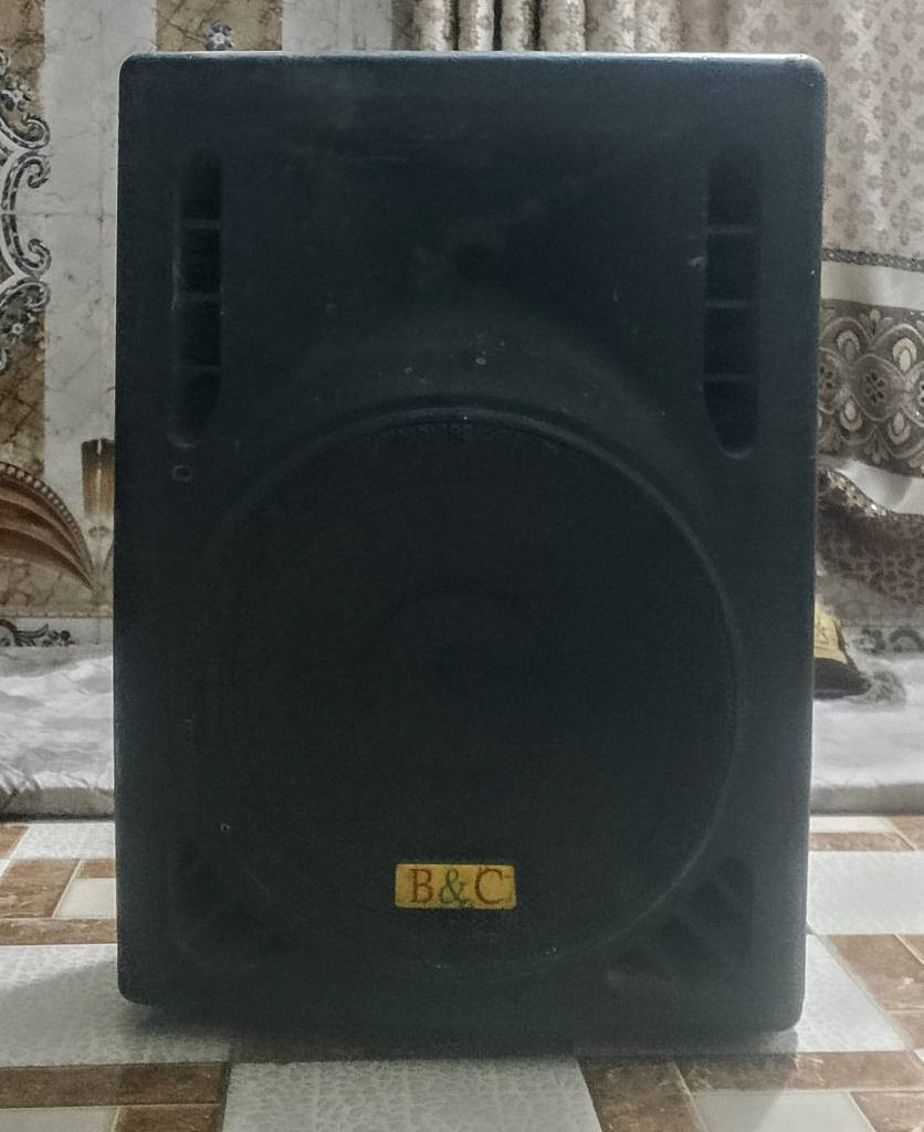 جهاز صوتي نوع مونتاربو جديد شغال حلو وياه 3سماعات و موصلات و لقطات و استاندات جهاز كامل السعر 800موجود الجهاز في كربلاء للاستفسار اكثر الاتصال على الرقم *********** كربلاء, العراق
