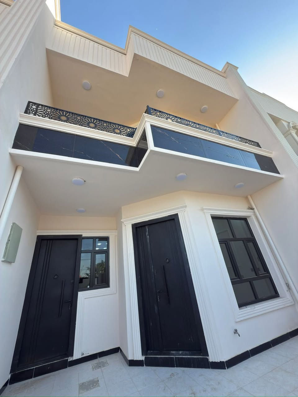 دار حديثة جاهزة للسكن
📍 الموقع: بعقوبة – تقاطع القدس – دور الزراعة الثالثه 

🏡 دار بطابع حديث وتشطيب فاخر – طابقين

في موقع مميز وخدمات مكتملة، دار سكنية جاهزة بدون أي أعمال إضافية، تصميم عملي وتشطيب نظيف مناسب للعوائل.

✨ تفاصيل العقار:

المساحة: 144 متر

طابقين بتوزيع مدروس

صالة استقبال واسعة مع مطبخ حار

3 غرف نوم مريحة

3 حمامات (داخلية وخارجية)

سطحين متعدد الاستخدام

💎 المواصفات:

بناء حديث جاهز للسكن فوراً

واجهة فوم تركي فخمة

أرضيات بورسلين راقية

سقوف بنقوش مغربية أنيقة

نظام كاميرات مراقبة

السعر :128 وقابل للتفاوض

⚡ الخدمات: ماء – كهرباء – مجاري – تبليط كامل

📄 طابو زراعي + سند 25

للأستفسار أكثر اتصل على الأرقام التالية او على الخاص 

ياسر فارس حسين  ***********

وسام اللهيبي  *********** 

مكتب الجزيرة لبيع وشراء الأراضي والدور السكنية

