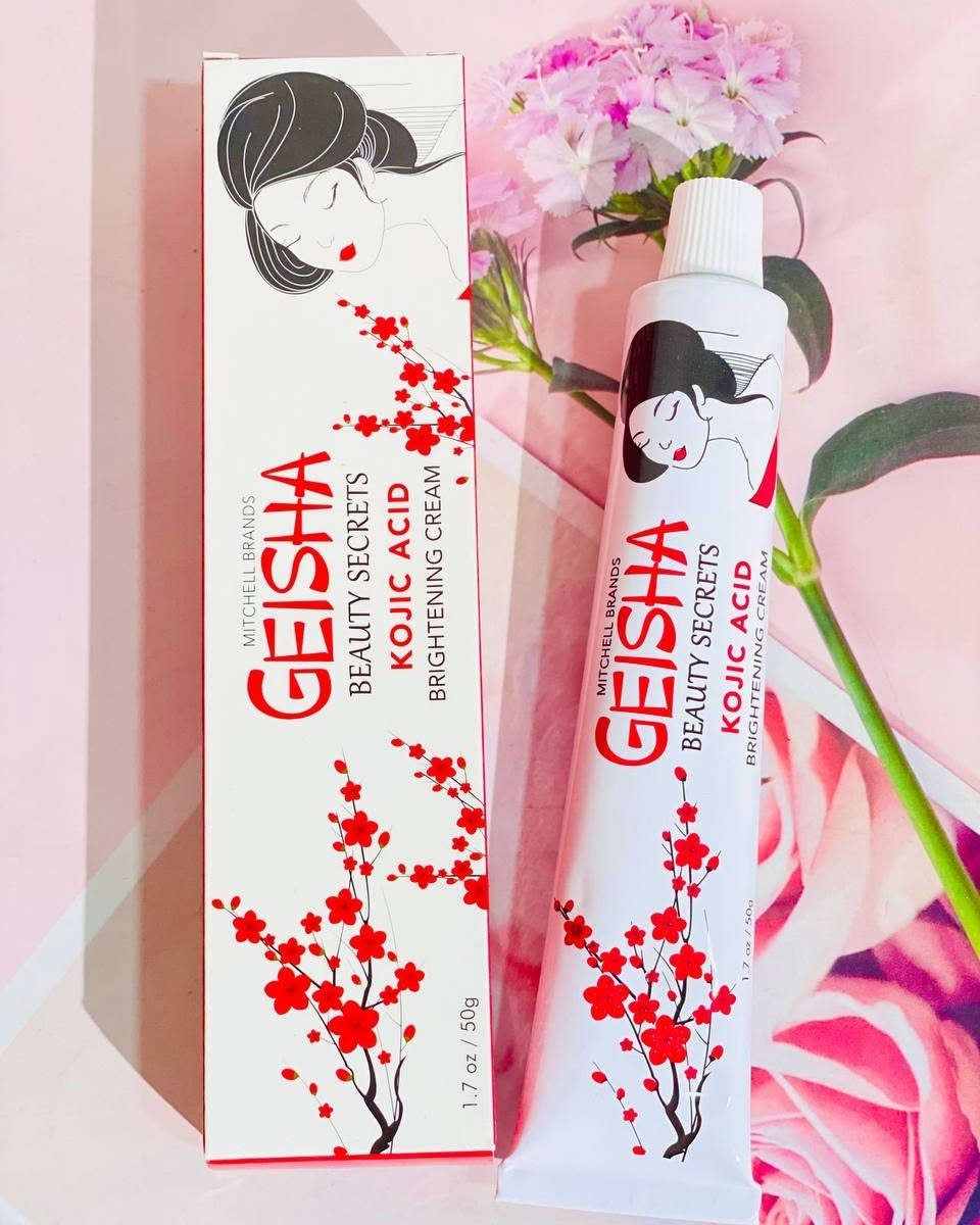 ✨ عصارة غيشا من كوجي ✨
GEISHA BEAUTY SECRETS KOJIC ACID BRIGHTENING 
CREAM

🌟 كريم غيشا العالمي 🌟
🔑 سر من أسرار الجمال بـ حمض الكوجيك 🔑
💖 فوائد المنتج:
 ⚡ أقوى كريم لتفتيح البشرة: يحتوي على حمض الكوجيك المعروف بقدرته العالية على تقليل التصبغات والبقع الداكنة.
 🎯 توحيد لون البشرة: يساعد في تحسين مظهر البشرة غير المتجانسة ومنحها مظهراً متناغماً.
 ☀️ مكافحة الكلف والنمش: يقلل من ظهور الكلف والنمش الناتج عن أشعة الشمس أو التغيرات الهرمونية.
 🌱 تفتيح آثار حب الشباب: يساهم بشكل فعال في تفتيح البقع الداكنة الناتجة عن الحبوب السابقة.
 💧 ترطيب خفيف: يحتوي عادةً على مكونات مرطبة بجانب حمض الكوجيك لتحسين نعومة البشرة ومرونتها.
المنشأ لبنان الأصلية 🇱🇧

السعر ١٦ الف


**إذا كنت صاحب هذا الإعلان وتريد حذفه لأي سبب، رجاءا أرسل رسالة إلى الدعم الفني**