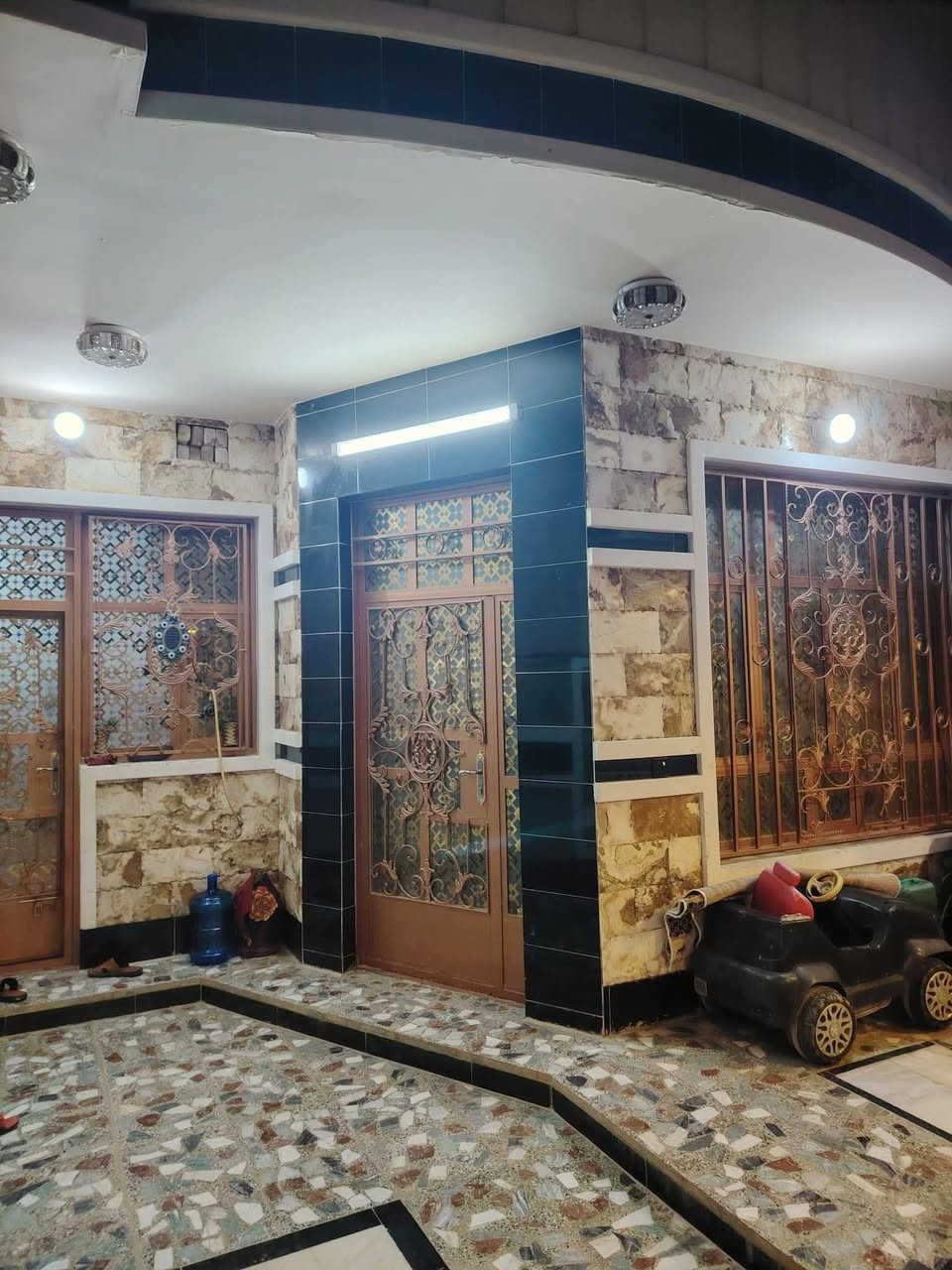 السلام عليكم بيت للبيع بلقمانيات مساحه 125 متر البيت درجه الاوله ملاحضه البيت يرهم على المبادر حسب الاتفاق ***********
