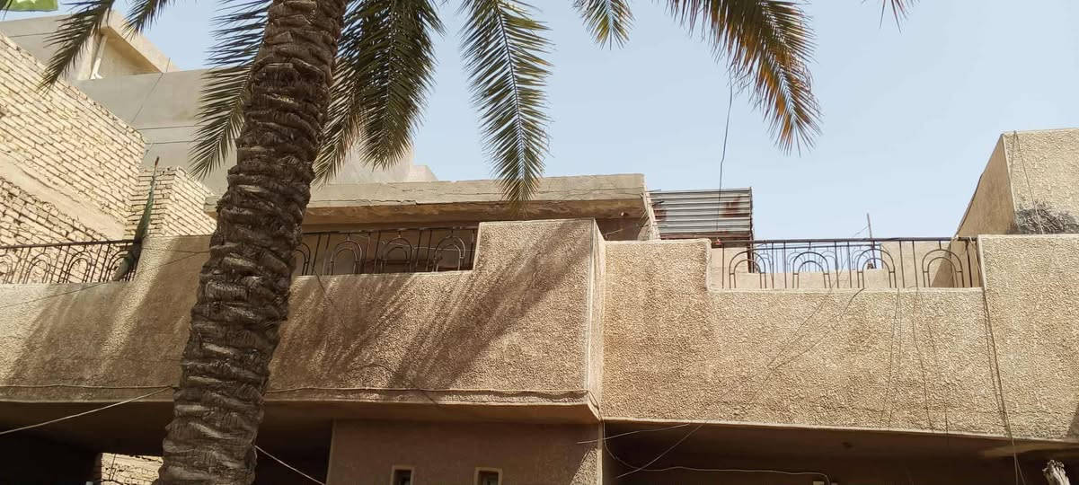 دار للبيع مساحة 300متر حي الرئاسة العبيدي خلف أسواق عقيل الجملة يحتوي الدار على استقبال 3غرف وصالة وصحيات عدد 2 مع حديقة تحتوي على نخل البيت ورثة والورثة متفقين على البيع وكل اجرأت ألبيع جاهزة ملاحظة الدار ملك صرف كراج كبير يتسع إلى 2سيارة للاستفسار اكثر اتصل على رقم الهاتف ***********
