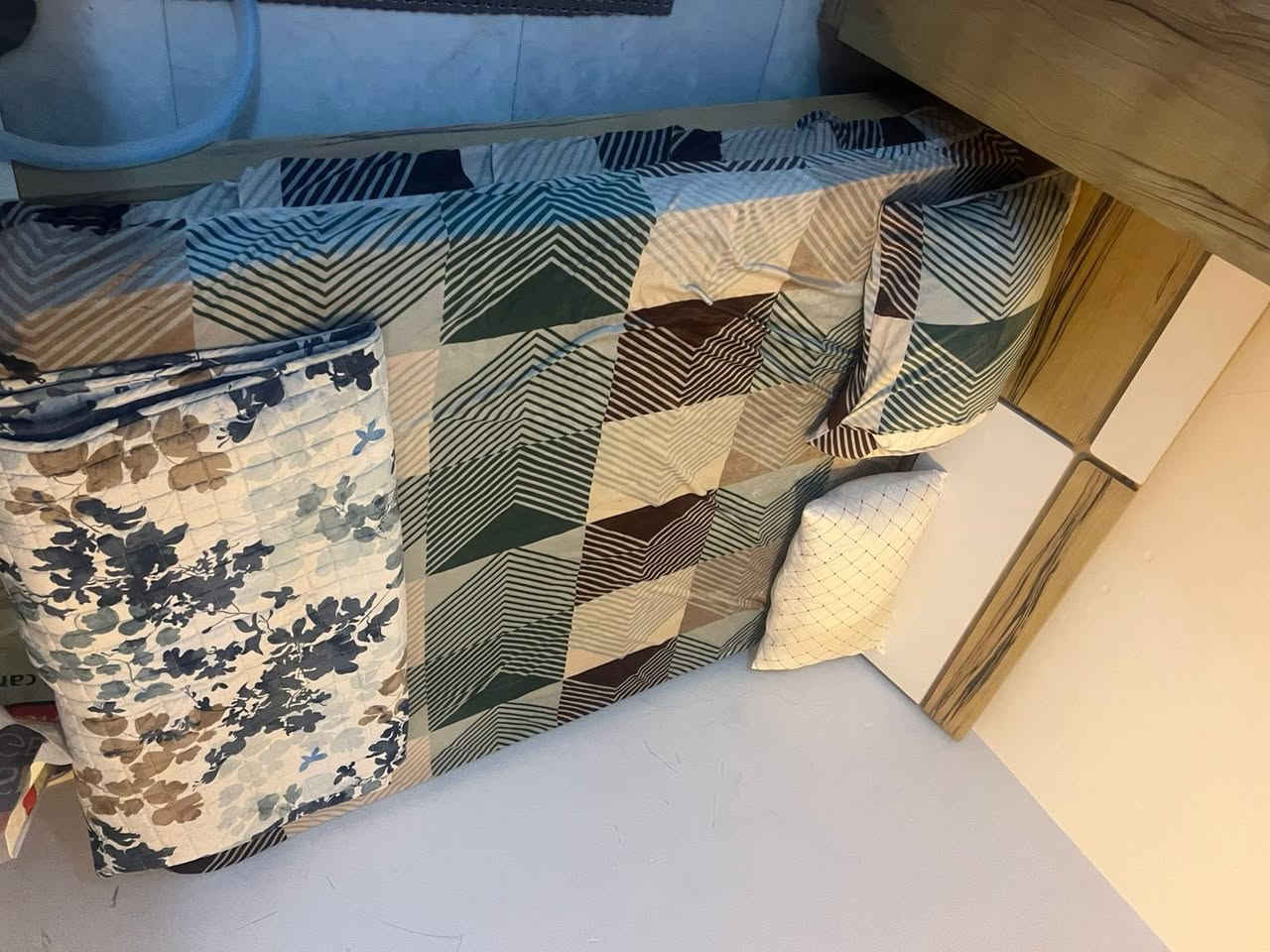 سلام عليكم
‎اثاث مكتبي نضيف للبيع شقه كامله
سرير نفر
سرير نفرين
غرفه كامله 
تخم جلد
كنتور بابين
ميز بلازمه
بلازمه
طبلات
ميز تركي 
مع المنادر 
كلش نضيفات ستخدام الشقه للاستراحه وليسه للمبيت 
تواصل واتساب
***********
