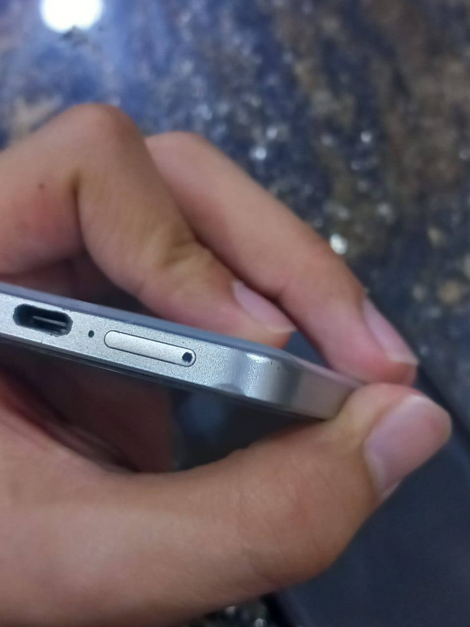 بوكو اكس 6 برو 5 g مستخدم
ذاكرة ٥١٢ رام ١٢
استخدامي الشخصي ماداخل صيانة مكفول 
بيه شخوط بالحواف ومثل ماظاهر بالصور
كارتونة وشاحنة وكفر الجهاز 
كفر زايد ومبرد هدية
مكاني بغداد الغزالية 
سعر 270 وبيه مجال بسيط مال جية
تواصل واتس ***********
