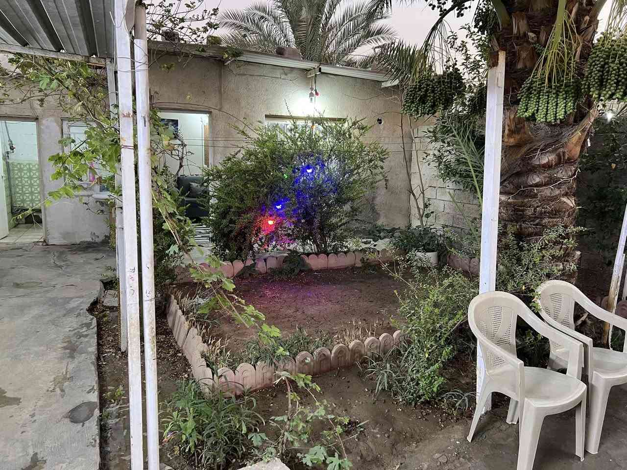 بيت تجاوز البيع البيت مرقم من المانه علا التطويب  يعني ما عليه اي شي من حيث المكان مكان الزعفرانية شارع المعهد قرب المنصه البت كبير تكدر تقسمه 2 أو إذا عندك عائلة كبيره يحتوي علا 3 غرف نوم 
استقبال كبير 
حمام شرقي 
حمام غربي 
غرفه مخزن 
مطبخ كبير 
كهرباء رائسي +سحب 
مجاري رائسي +ماء قوي 
حديقه 2 كبار داخلي+وحده خارجية 
سوك ألهوه قريب عليك مستشفى قريب مدرسه بصفك كلشي قريب عليك الف خير علا يخذه +سخان وياه +بورد كهرباء كامل كابينه 3 فيز + سحب +تانكي  ماء + مأطور +مغسله خارجيه 
يعني ما تتعب ولا تذب اي فلوس زيده وبلخير على يخذه 
سعر32 وبي مجال وتدلل استفسار ***********
